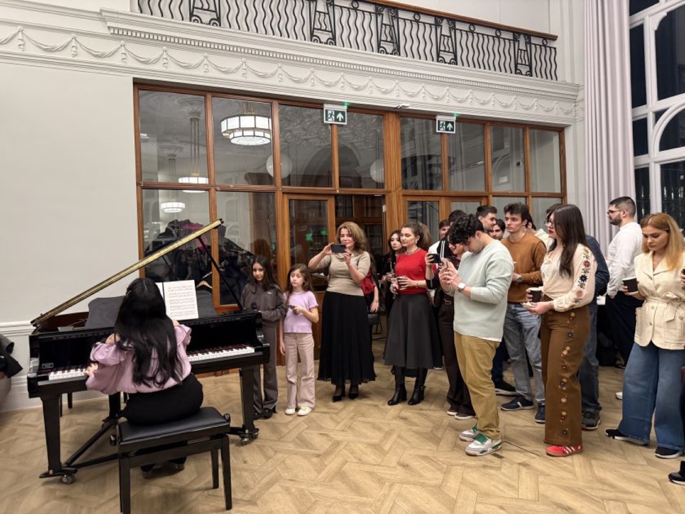 Vüsalə Babayeva performing at the piano during the Novruz event